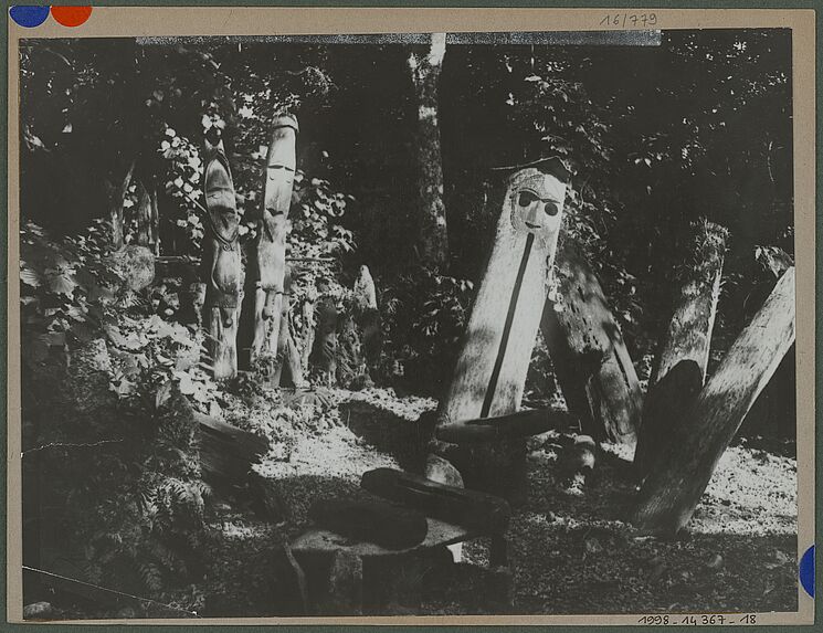 Statues en bois sculpté et tambour