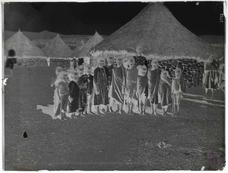 Groupe d'enfants indigènes à Asmara