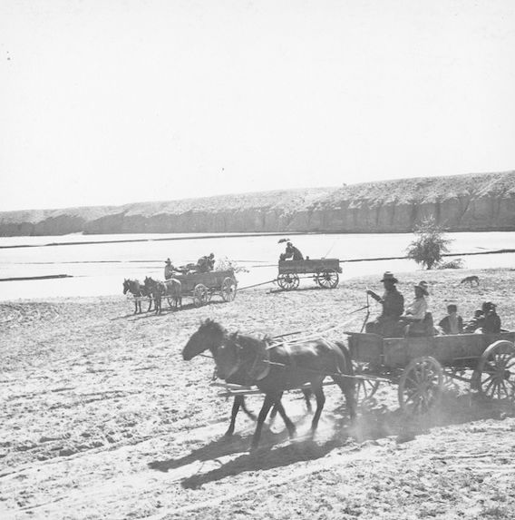 Semi-nomades voyageant dans des charettes