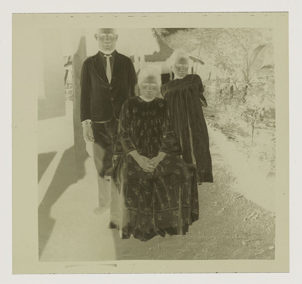 La veuve Sisil Varko et ses deux enfants