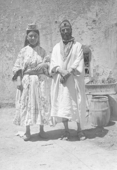 La coiffure de la femme vient de Fès