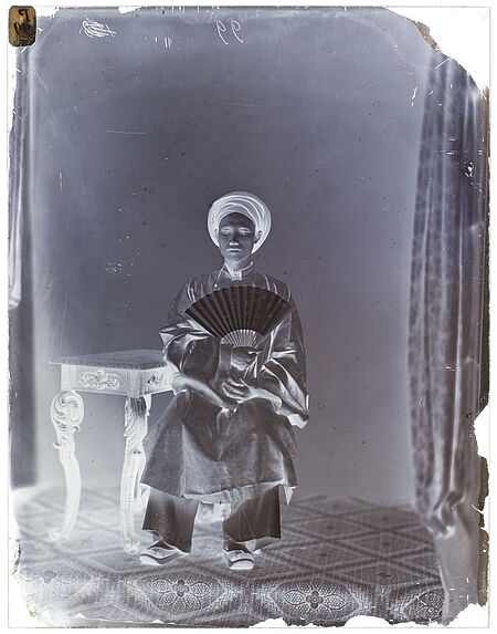Ambassade Cochinchinoise à Paris- 1863 [Portrait de face d'un homme assis sur une chaise]