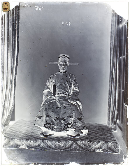 Cui-Giant-Thenh, [Portrait de face d'un homme assis sur une chaise]