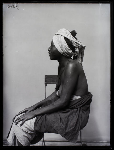 Dahoméenne [Portrait de profil d'une femme]