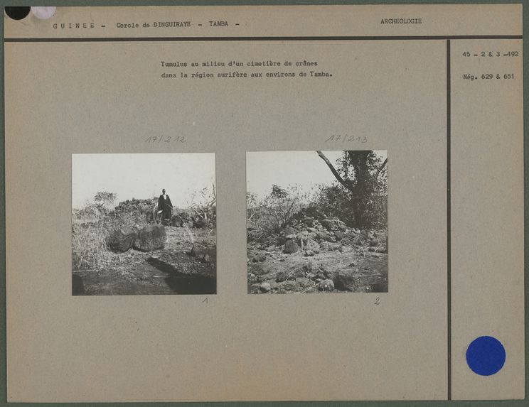 Tumulus de pierres au milieu d'un cimetière de crânes