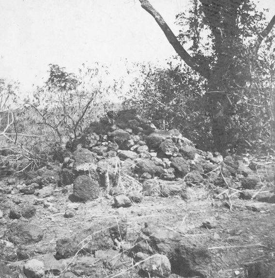 Tumulus de pierres au milieu d'un cimetière de crânes