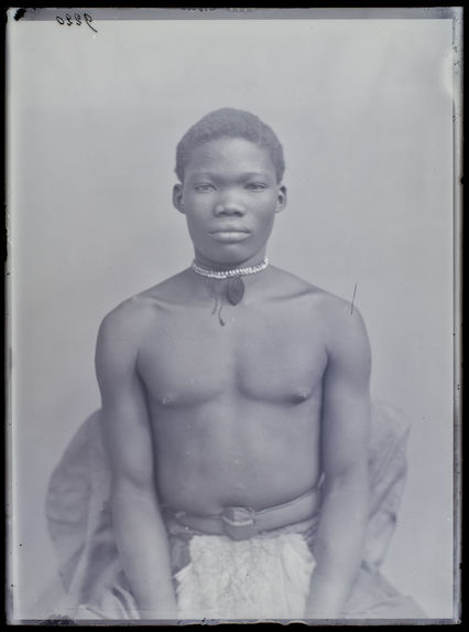 Angolais- homme. face [Portrait de profil, en buste, d'un homme]