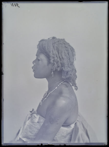 Angolais- femme. profil [Portrait de profil, en buste, d'une femme]