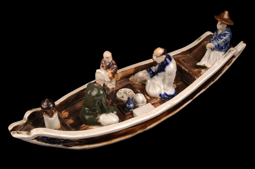Figurine représentant des personnages dans une barque
