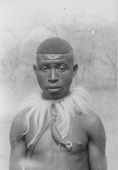 Homme avec collier en poils de singe