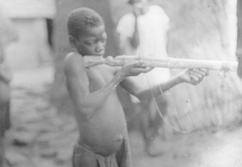 Enfant montrant l' usage du fusil