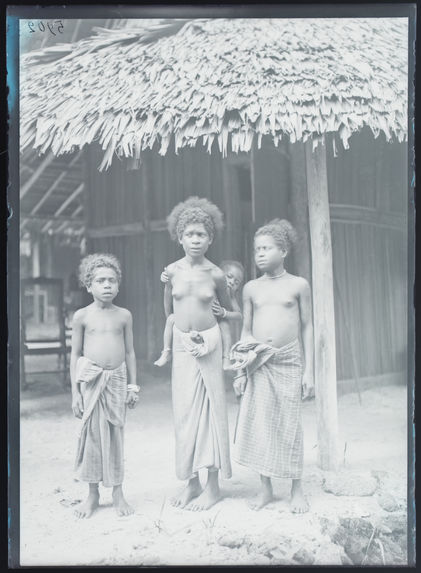 Femme Papoua avec enfant et ses deux soeurs