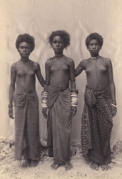 Jeunes filles de l' hinterland de la baie Doré.