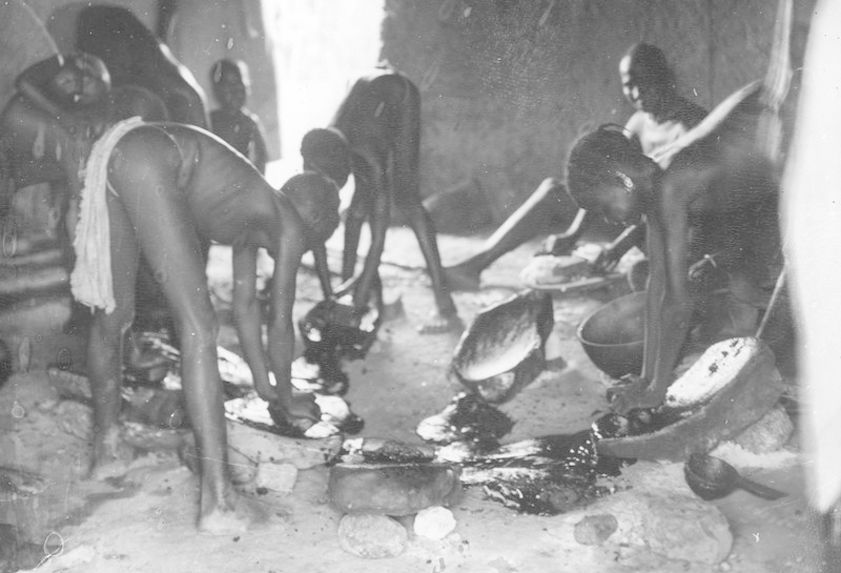 Femmes préparant le beurre de karité