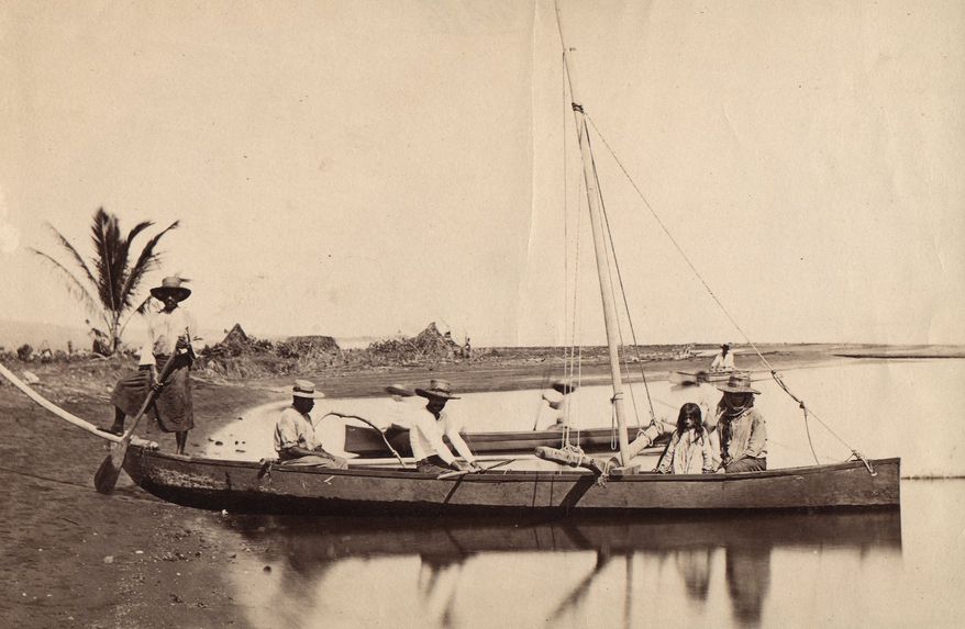 Pirogue revenant de la pêche