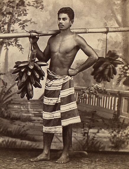 Tahitien portant des bananes