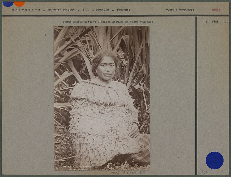 Femme maori portant l'ancien costume en fibre végétale