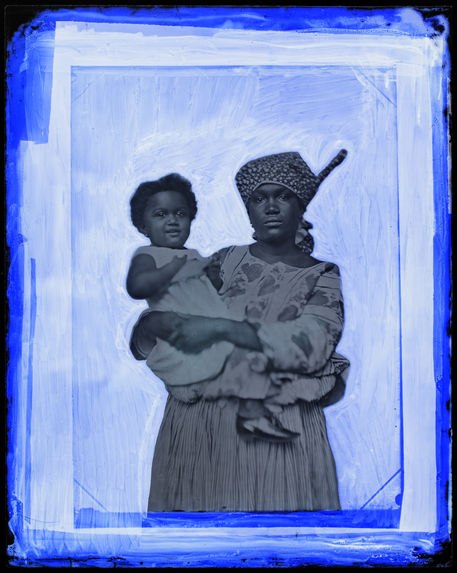 Suriname [Portrait de face d'une femme qui porte son enfant dans les bras]