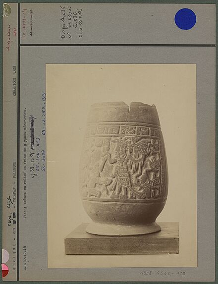 Vase, scènes en relief et frise de glyphes décoratifs