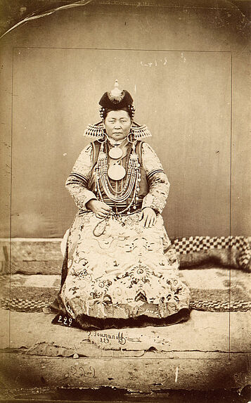 Femme bouriate, costume riche [...]