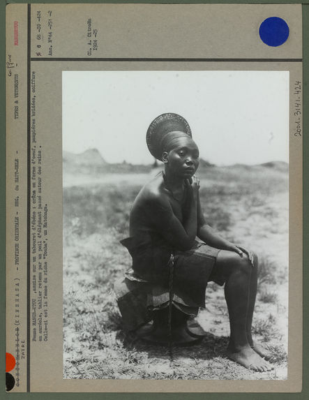 Femme mangbetu assise sur un tabouret