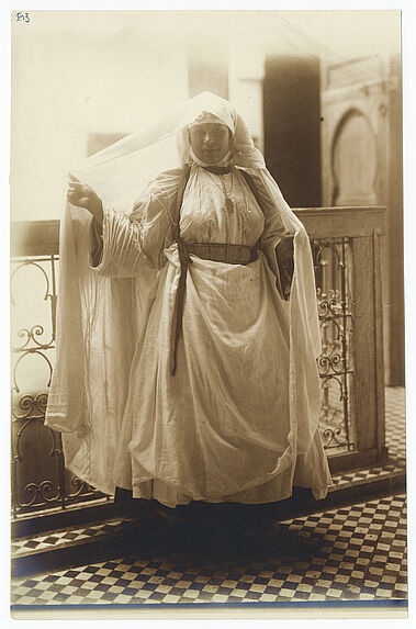 Femme drapée photographiée au balcon