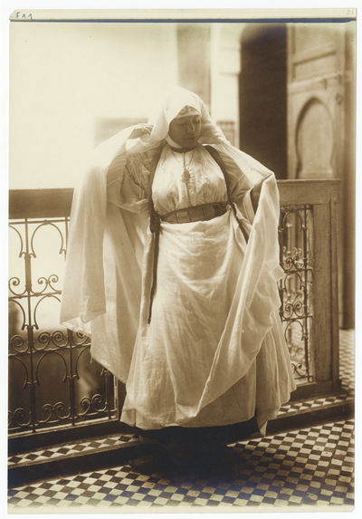 Femme drapée photographiée au balcon