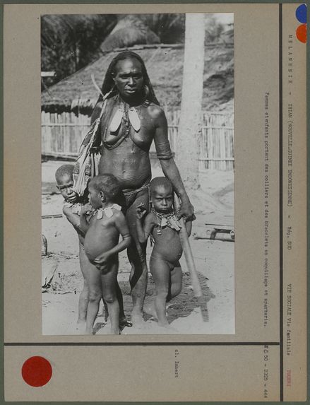 Femmes et enfants portant des colliers et des bracelets en coquillage et aparterie