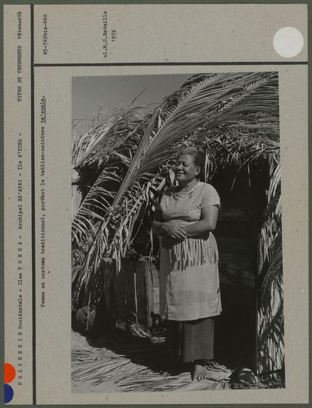 Femme en costume traditionnel, portant le tablier-ceinture ta'ouala
