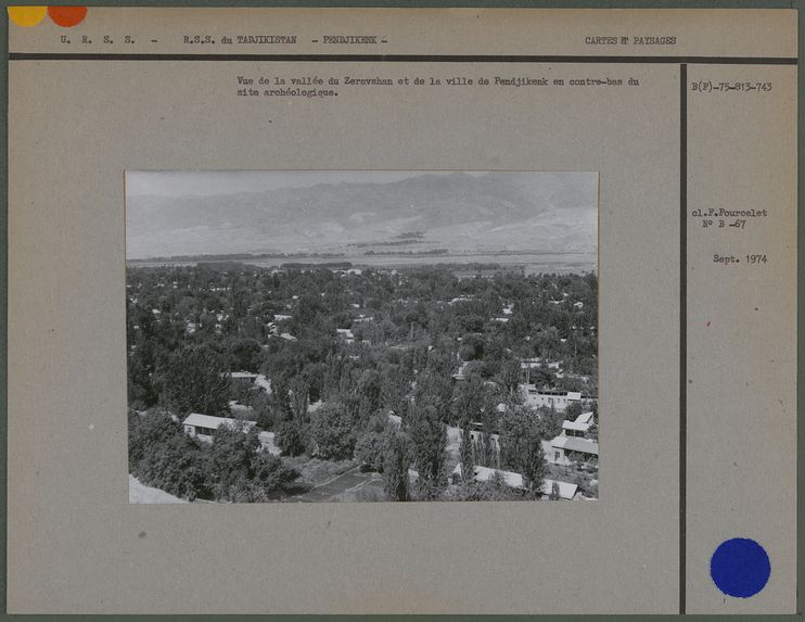 Vue de la vallée du Zeravshan et de la ville de Pendjikenk en contre-bas du site archéologique