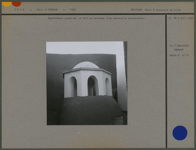 Ventilateur placé sur le toit en terrasse d'un sanctuaire zoroastrien