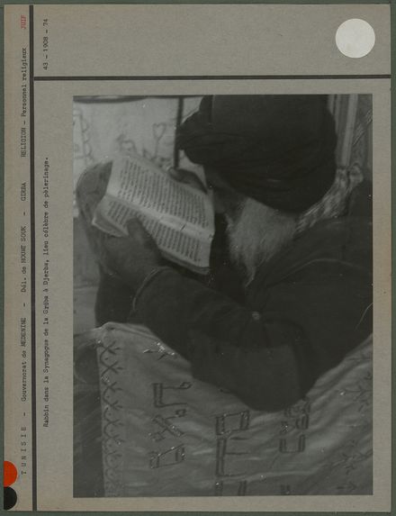 Rabbin dans la Synagogue de la Griba à Djerba