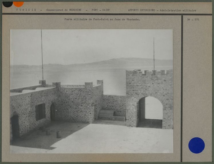 Vue du Poste français de Forts-Saint, en face Rhadamès, à l'horizon les dunes de sable au pieds desquelles ont été prélevés les roses des sables et silex taillés donnés par le collecteur