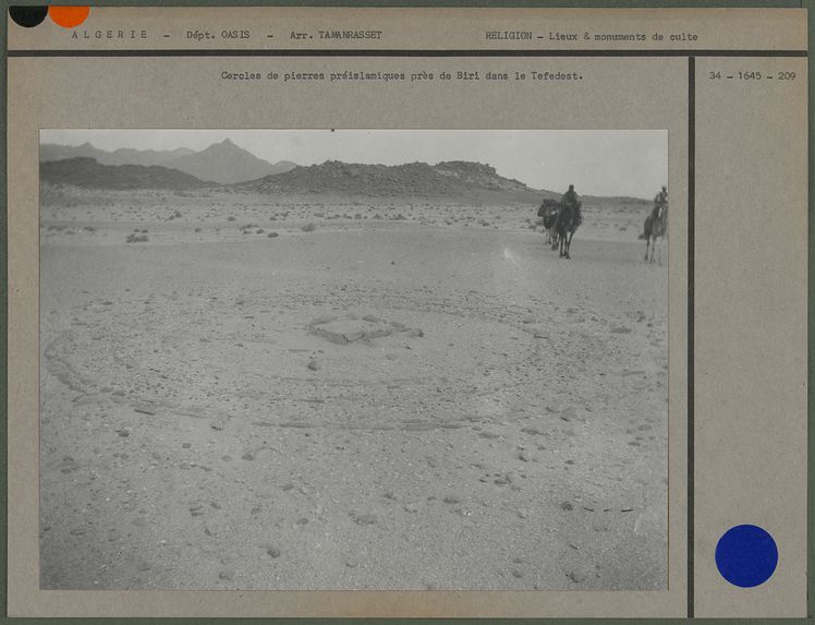 Cercles de pierres préislamiques près de Biri dans le Tefedest
