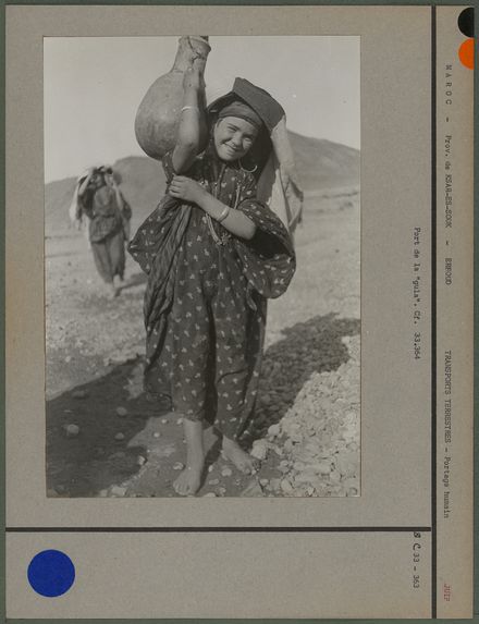 Femme de 12 ans - port de la cruche