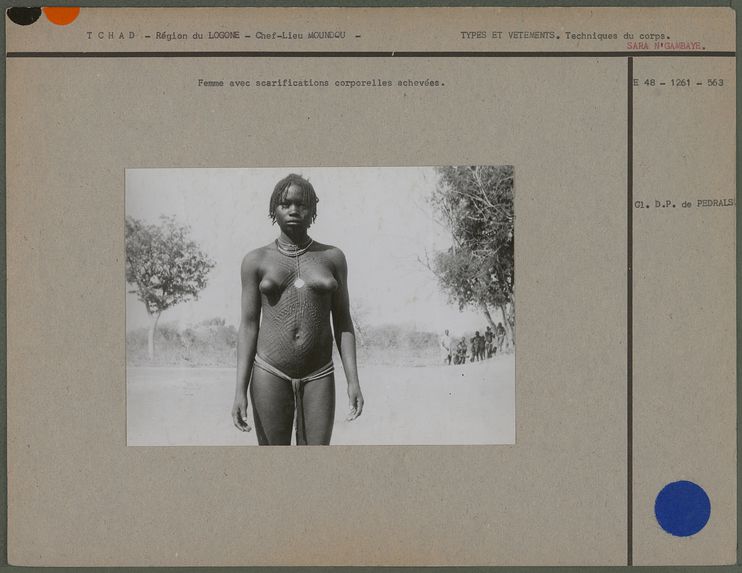 Femme avec scarifications corporelles achevées