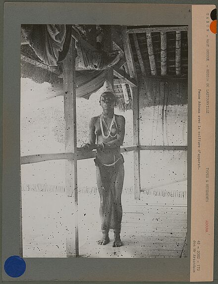 Femme Adouma avec la coiffure d'apparat