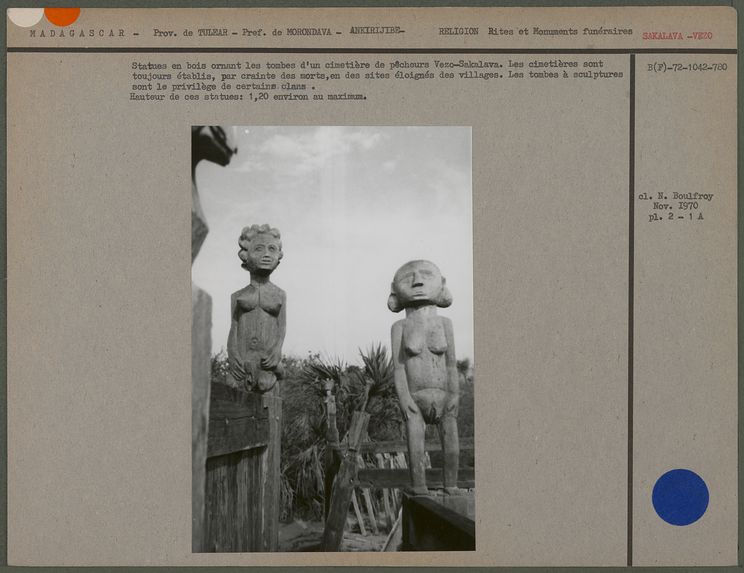 Statues en bois ornant les tombes d'un cimetière de pêcheurs Vezo-Sakalava