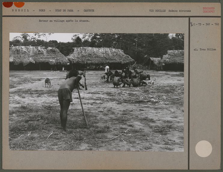 Retour au village après la chasse