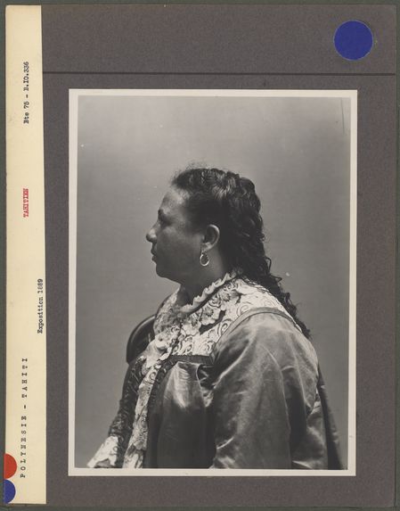 Exposition 1889 [portrait d'une femme de profil]