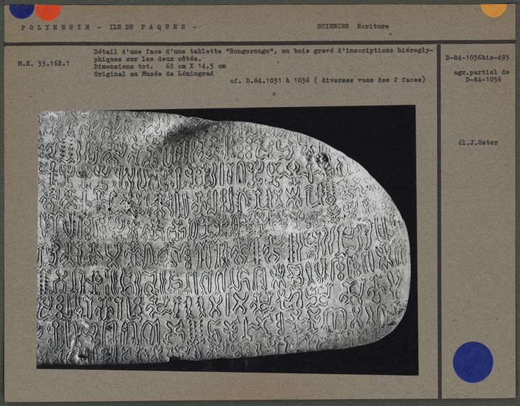 Tablette en bois gravé, inscriptions hiéroglyphes
