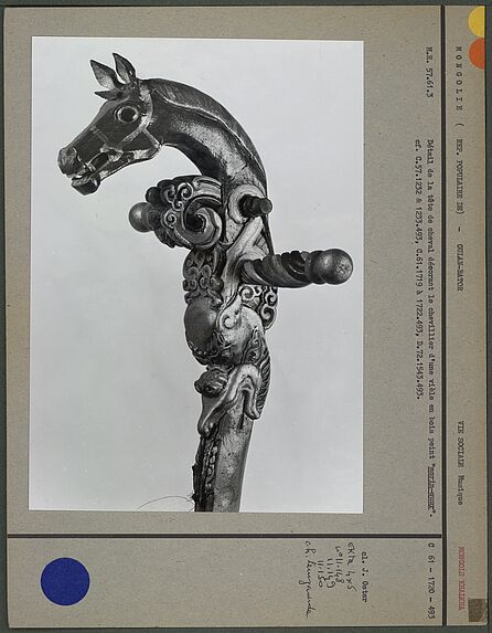 Tête de cheval décorant le chevillier d'une vièle &quot;morin-quur&quot