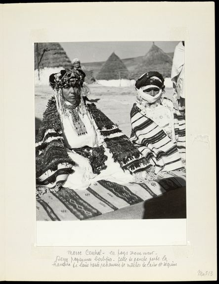 Maroc central. Deux paysannes berbères. Celle de gauche porte la handira de laine tissée