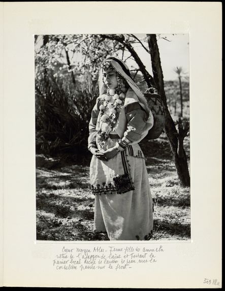 Jeune fille des Ammeln vêtue de l'afaggon de laine