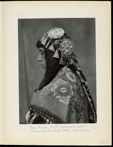 Femme berbère des Aït Segrouchène portant l'ancien diadème tribal