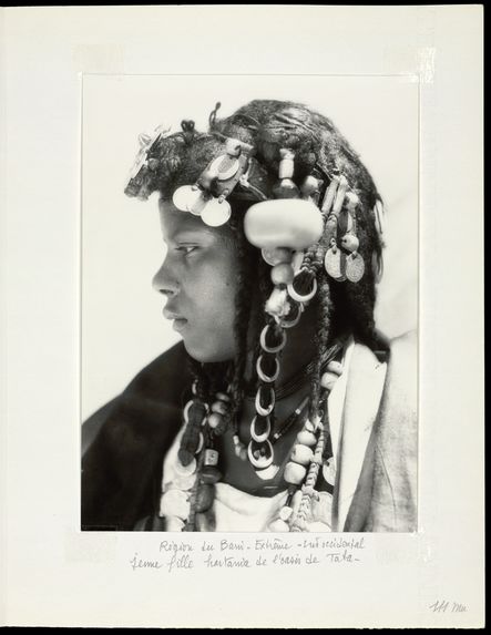 Région du Bani-extrême-Sud occidental. Jeune fille hartania de l'oasis de Taba