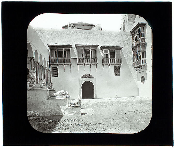 Le Bardo. La cour d'entrée