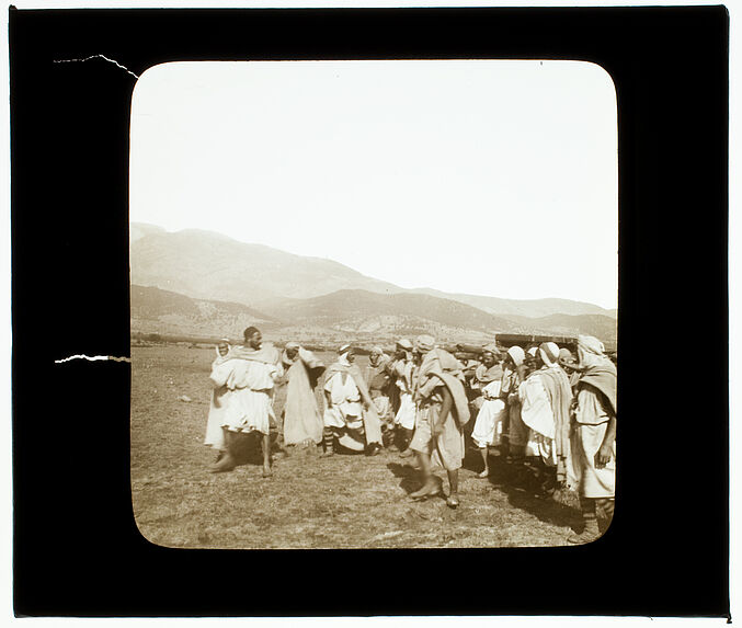 Kabylie. Procession indigène portant une relique