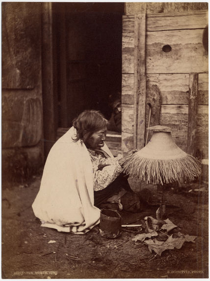 Femme Haida tressant un chapeau