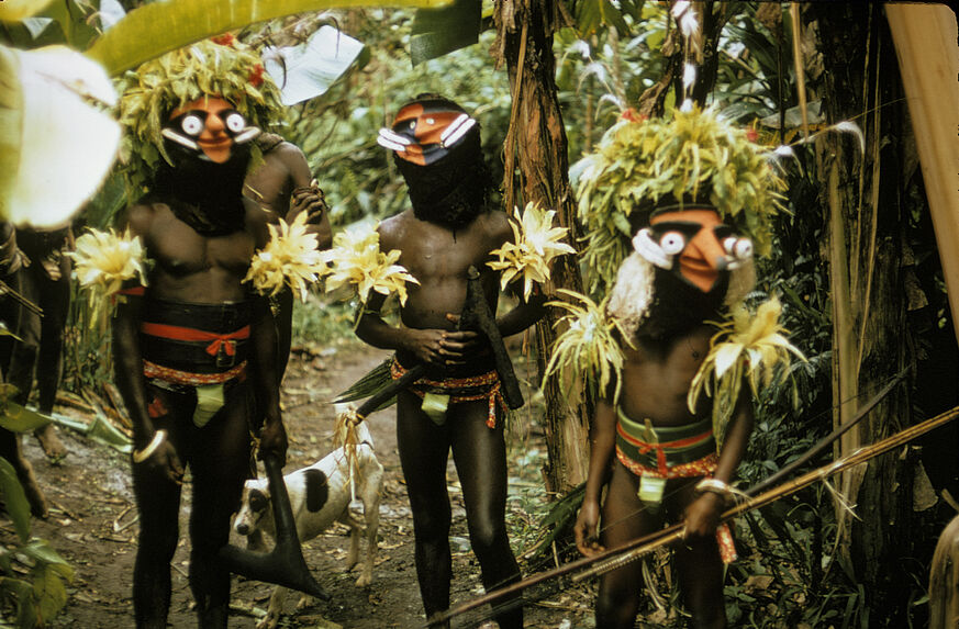 Hommes en masque à la fin d'une cérémonie funéraire